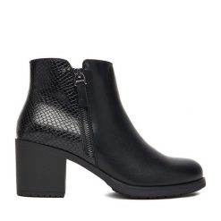 Botki Clara Barson. Czarne botki damskie Clara Barson, bez obcasa, na słupku, bez zapięcia. Za 149.99 zł.
