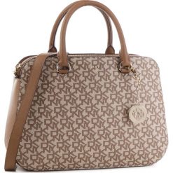 Torebka DKNY - Bryant-Md Satchel R83DJ620 Chino Logo-Vic CVU. Torebki do ręki damskie marki DKNY. W wyprzedaży za 749.00 zł.