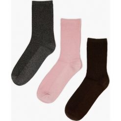 3 pack bawełnianych skarpet. Czerwone skarpety damskie MOODO, bez wzorów, z bawełny. W wyprzedaży za 19.99 zł.