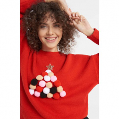 Sweter z aplikacją z pomponów. Czerwone swetry damskie Orsay, z dzianiny, z okrągłym kołnierzem. Za 119.99 zł.