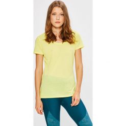 Under Armour - Top. Białe topy damskie Under Armour, z dzianiny, z okrągłym kołnierzem, z krótkim rękawem. W wyprzedaży za 89.90 zł.