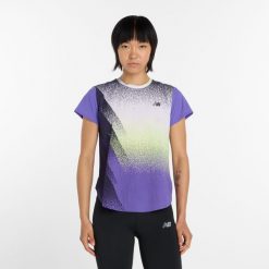 Koszulka damska New Balance WT61Y1YIEPU – fioletowa. Fioletowe t-shirty damskie New Balance, m, bez wzorów, z lycry, bez kołnierzyka. Za 399.99 zł.