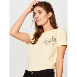 Bawełniana koszulka z nadrukiem - Żółty. Bluzki damskie marki Mohito. Za 29.99 zł.