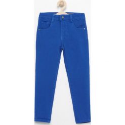 Bawełniane spodnie slim fit - Niebieski. Spodnie materiałowe dla chłopców Reserved. Za 129.99 zł.