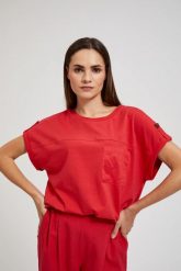Bluzka z kieszonką i krótkimi rękawami czerwona. Czerwone bluzki damskie MOODO, bez wzorów, bez kołnierzyka. W wyprzedaży za 29.99 zł.