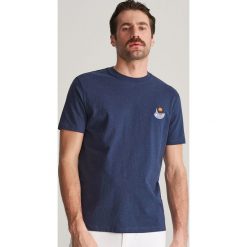 Bawełniany T-shirt z haftem - Granatowy. T-shirty męskie marki Reserved. Za 49.99 zł.