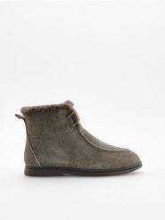Skórzane botki - szary. Szare botki damskie Reserved, bez obcasa, bez zapięcia. Za 259.99 zł.