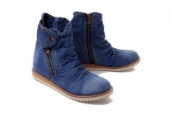 ARTIKER RELAKS 46C0237 jeans, botki damskie. Niebieskie botki damskie Artiker Relaks, z jeansu, bez obcasa, bez zapięcia. Za 364.90 zł.