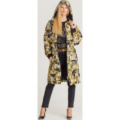 PŁASZCZ VERSACE JEANS COUTURE. Żółte kurtki damskie Versace Jeans Couture, bez wzorów, z jeansu, bez kaptura. Za 2,549.00 zł.