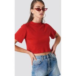 NA-KD Krótki t-shirt - Red. T-shirty damskie marki NA-KD. W wyprzedaży za 26.47 zł.