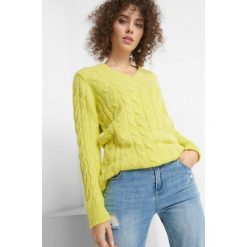 Sweter z warkoczami. Żółte swetry damskie Orsay, z dzianiny, dekolt w kształcie v. Za 99.99 zł.