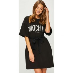 Answear - Sukienka Watch me. Szare sukienki damskie ANSWEAR, z nadrukiem, z bawełny, casualowe, z okrągłym kołnierzem, z krótkim rękawem. W wyprzedaży za 139.90 zł.