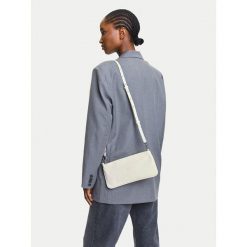 Torebka Calvin Klein Jeans. Białe listonoszki damskie Calvin Klein Jeans, bez wzorów, z jeansu, bez dodatków. Za 189.99 zł.