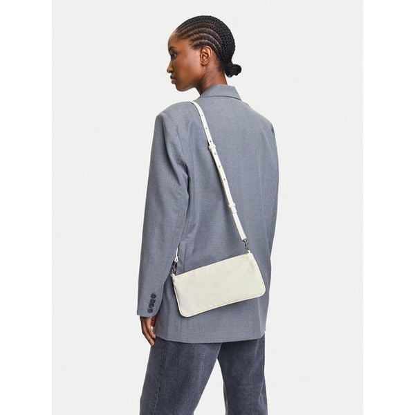 Torebka Calvin Klein Jeans. Białe listonoszki damskie Calvin Klein Jeans, bez wzorów, z jeansu, bez dodatków. Za 189.99 zł.