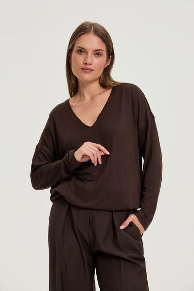 Sweter z dekoltem w serek brązowy. Brązowe swetry damskie MOODO, l, bez wzorów, z elastanu, bez kołnierzyka, bez ramiączek, bez kaptura. Za 59.99 zł.