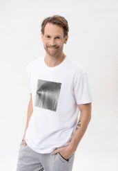 Koszulka z nadrukiem, Comfort Fit, T-VIBES. Czarne t-shirty męskie Volcano, l, bez wzorów, z bawełny, klasyczne, bez kołnierzyka. Za 59.99 zł.