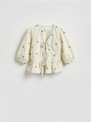 Bluzka z kwiatowym wzorem - złamana biel. Bluzki damskie Reserved, l, bez wzorów, z tkaniny, bez kołnierzyka, bez ramiączek. Za 179.99 zł.