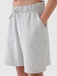 SPODENKI DZIEWCZĘCE DRESOWE 4F KRÓTKIE SZARE. Szare spodenki dla dziewczynek 4f, bez wzorów, z dresówki, sportowe. Za 39.80 zł.