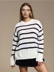 Sweter z akrylu w paski - biały. Białe swetry damskie Sinsay, l, bez wzorów, bez kołnierzyka, bez ramiączek, bez kaptura. Za 49.99 zł.