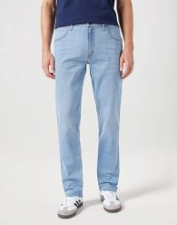 WRANGLER MĘSKIE SPODNIE REGULAR FIT DESERT OASIS 112351219 W154017980. Niebieskie jeansy męskie Wrangler, eleganckie. W wyprzedaży za 119.99 zł.