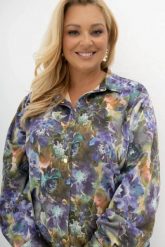 Oversizowa koszula na guziki Take Your Time w niebiesko-fioletowy print kwiatowy Plus Size Oversize. Fioletowe koszule damskie Moda Size Plus Iwanek, na jesień, plus size, bez wzorów, z elastanu, biznesowe, bez kołnierzyka, plus size, bez ramiączek. Za 259.90 zł.