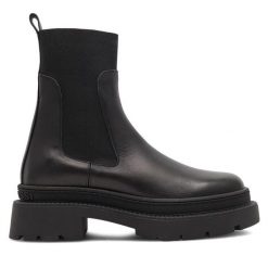 Botki GINO ROSSI. Czarne botki damskie Gino Rossi, bez obcasa, na płaskiej podeszwie, bez zapięcia. Za 399.99 zł.