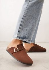 Ciemnobrązowe Klapki Ozdobione Klamrą na Pasku Zelevelis. Brązowe klapki damskie Renee, bez wzorów, z jeansu, eleganckie, bez obcasa, na obcasie. Za 69.99 zł.