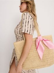 Pleciona torba na ramię z ozdobną apaszką - kremowy. Białe szaliki i chusty damskie Sinsay, bez wzorów, bez dodatków. Za 39.99 zł.