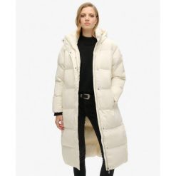 Długi pikowany płaszcz z kapturem. Białe płaszcze damskie Superdry., bez wzorów, eleganckie, długie, z kapturem. W wyprzedaży za 525.20 zł.