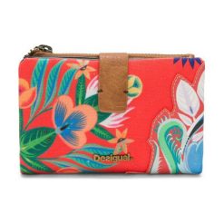 Desigual Portfel Damski Czerwony Liana Julia. Czerwone portfele damskie Desigual, w kolorowe wzory. W wyprzedaży za 169.00 zł.