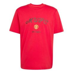 Koszulka Manchester United Seasonal Graphic 2025/26. Czerwone koszulki sportowe męskie Adidas, xl, bez wzorów, z bawełny, bez kołnierzyka, bez ramiączek, do piłki nożnej. Za 159.00 zł.