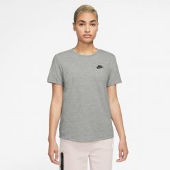 Koszulka Kobieta Nike Sportswear Club Essentials szary. Szare t-shirty damskie Nike, l, bez wzorów, z bawełny, klasyczne, bez kołnierzyka. Za 115.65 zł.