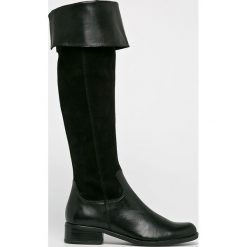 Caprice - Kozaki. Czarne kozaki damskie Caprice, z materiału, z okrągłym noskiem, bez obcasa. W wyprzedaży za 479.90 zł.