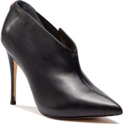 Szpilki GUESS - Ondrea FL5OND LEA09 BLACK. Czarne półbuty damskie Guess, z aplikacjami, ze skóry ekologicznej, bez obcasa, bez zapięcia. W wyprzedaży za 409.00 zł.