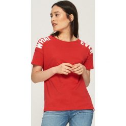 Koszulka z napisami - Czerwony. T-shirty damskie marki Sinsay. W wyprzedaży za 14.99 zł.