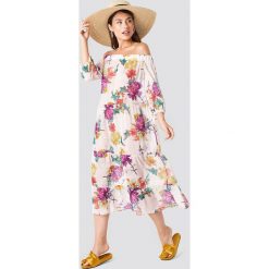 Trendyol Sukienka w kwiaty z odkrytymi ramionami - Beige,Multicolor. Sukienki damskie marki Trendyol. Za 80.95 zł.