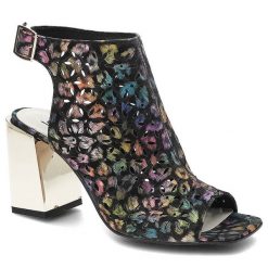 Kolorowe Sandały Clasicco Modne Buty Damskie. Szare klapki damskie Clasicco, bez wzorów, z nubiku, bez obcasa, na obcasie, bez zapięcia. Za 249.00 zł.