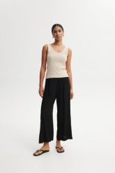 SPODNIE ZORA CZARNE M - Flawless. Czarne spodnie materiałowe damskie Flawless, m, bez wzorów, z gumy. Za 389.00 zł.