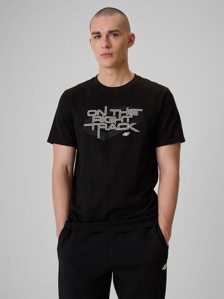 4F T-shirt regular z nadrukiem męski - czarny L. Czarne t-shirty męskie 4f, l, bez wzorów, z bawełny, klasyczne, bez kołnierzyka. Za 69.99 zł.