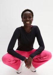 Długi T-shirt sportowy, szybkoschnący. Czarne koszulki sportowe damskie bonprix, bez wzorów, bez kołnierzyka, bez ramiączek. Za 64.99 zł.