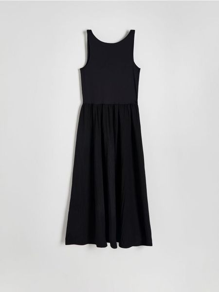 Sukienka midi - czarny. Czarne sukienki damskie Reserved, l, bez wzorów, z dzianiny, bez kołnierzyka, bez ramiączek, midi. W wyprzedaży za 65.99 zł.