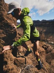 4F Kurtka do biegania męska - oliwkowa L. Brązowe kurtki męskie 4f, l, bez wzorów, bez kaptura. Za 349.99 zł.