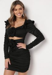 Czarna Drapowana Sukienka Mini z Rozcięciami i Kwiatami Jadinia. Czarne sukienki damskie Born2be, m, z aplikacjami, eleganckie, bez kołnierzyka, bez ramiączek, mini. Za 169.99 zł.