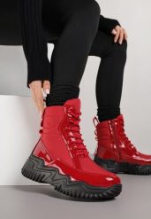 Czerwone Sznurowane Śniegowce VICES z Lakierowanymi Wstawkami i Tłoczeniami Reisanna. Czerwone obuwie sportowe damskie Born2be, bez wzorów, z futra. Za 159.99 zł.