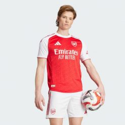 Koszulka Arsenal 25/26 Home Authentic. Białe koszulki sportowe męskie Adidas, bez wzorów, bez kołnierzyka, bez ramiączek, do piłki nożnej. Za 649.00 zł.