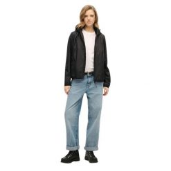 Kurtka przeciwwiatrowa z kapturem i logo dla kobiet Superdry. Czarne kurtki damskie Superdry., bez wzorów, z kapturem. Za 351.00 zł.