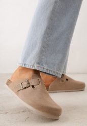 Beżowe Klapki Typu Chodaki z Zamszu Naturalnego z Klamrą Meridnore. Brązowe klapki damskie Renee, bez wzorów, z materiału, eleganckie, bez obcasa, na płaskiej podeszwie. Za 139.99 zł.