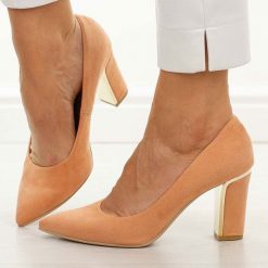 Morelowe zamsz Polskie czółenka damskie Suzana 852. Brązowe czółenka damskie Suzana, bez wzorów, z zamszu, eleganckie, bez obcasa, na słupku, bez zapięcia. Za 249.00 zł.