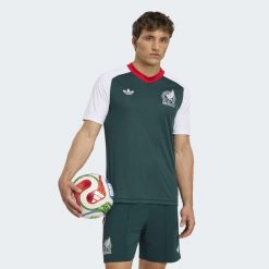 Przedmeczowa koszulka wyjazdowa Meksyk 26. Białe koszulki sportowe męskie Adidas, bez wzorów, bez kołnierzyka, bez ramiączek, do piłki nożnej, climacool (adidas). Za 299.00 zł.