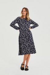 Sukienka midi w kwiaty granatowa. Sukienki damskie MOODO, l, bez wzorów, z elastanu, bez kołnierzyka, bez ramiączek, midi. Za 99.99 zł.